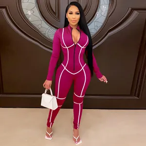 Vue détaillée d'une combinaison sexy magenta à manches longues avec passepoil blanc et zip