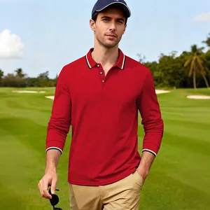 Mannequin portant un polo rouge à manches longues sur un terrain de golf verdoyant