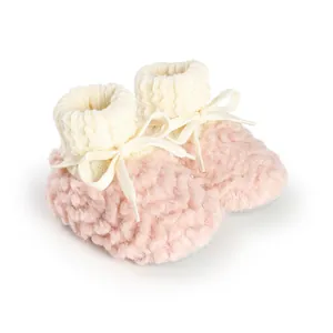 Scarpine neonato in peluche rosa con risvolto in maglia a fiocco e suola antiscivolo invernale