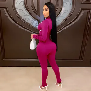 Vue arrière d'une combinaison sexy magenta à manches longues avec passepoil blanc