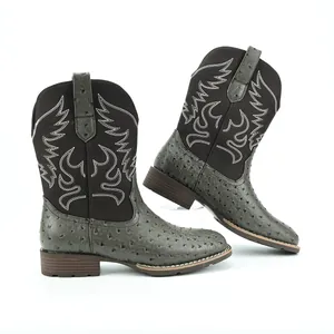 Gros plan de bottes de cowboy vintage pour hommes avec texture autruche et broderies