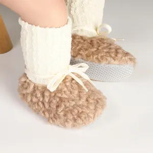 Scarpine invernali per neonati in pile marrone con risvolti in maglia bianca e suola antiscivolo