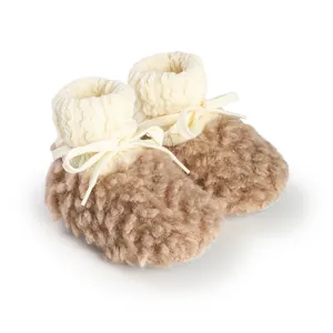 Stivaletti invernali in peluche per neonati 0-1 anno con dettaglio fiocco.