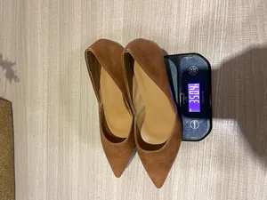 Primer plano de salones marrones de punta en una báscula digital que pesa 350,4 gramos