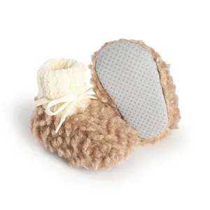 Dettaglio degli stivaletti invernali in peluche per neonati con fodera in pile e suola antiscivolo