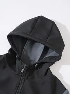 Detailansicht der schwarzen Herren-Kapuzenjacke mit grauem Fleece-Futter und Reißverschluss