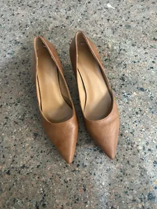 Vista superior de zapatos de tacón marrón con punta fina estilo vintage francés mujer