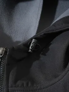 Detailansicht des verstellbaren Kordelzugs an einem Herren-Fleece-Kapuzenpullover