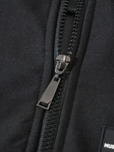 Detailansicht eines langlebigen Metallreißverschlusses an einer schwarzen Fleecejacke