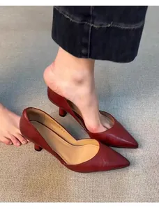 Vista de cerca de unos zapatos de salón rojos vintage con punta y tacón bajo