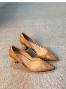 Elegantes salones vintage color cuero con punta fina, corte lateral y tacón bajo de aguja