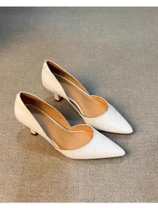 Elegantes tacones blancos de punta fina con diseño d'Orsay de estilo francés retro