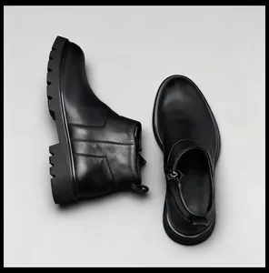 Vue détaillée de bottines Chelsea haut de gamme en cuir noir pour hommes avec semelles