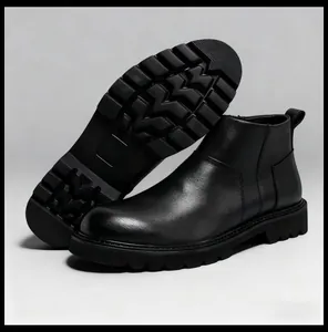 Vue détaillée de bottines Chelsea en cuir de vachette noir pour hommes avec semelle à crampons.