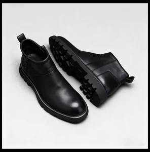 Vue détaillée de bottines Chelsea en cuir noir pour homme avec semelle crantée épaisse.
