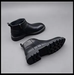 Vue détaillée de bottines Chelsea pour hommes en cuir véritable noir à semelle épaisse