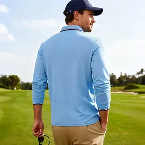 Vue arrière d'un polo de golf à manches longues bleu clair pour homme au soleil