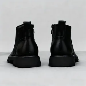 Vue arrière de bottines Chelsea en cuir noir véritable à semelle épaisse pour homme