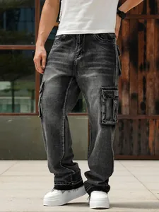 Vista dettagliata dei jeans cargo grigio scuro da uomo con multitasche e bordo grezzo