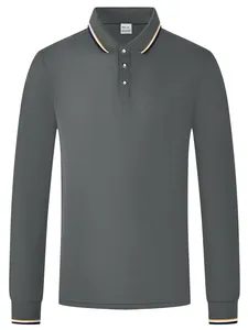 Détail d'un polo à manches longues gris foncé avec col et poignets rayés