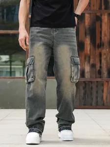 Jeans cargo larghi vintage da uomo con bordi consumati e tasche multiple laterali.