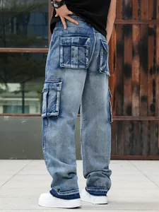 Primo piano dei dettagli delle tasche e dell'orlo a vivo su jeans cargo ampi da uomo