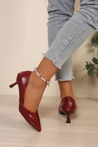 Elegantes salones granates de punta con tacón kitten heel y diseño lateral d'Orsay chic