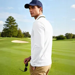 Vue de profil d'un homme en polo de golf blanc à manches longues sur un terrain vert.