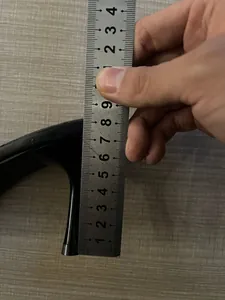 Vista detallada de la medición de la altura del tacón de aguja de 9 cm con una regla