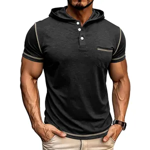 Vue détaillée du t-shirt Henley à capuche gris foncé pour homme avec coutures contrastées