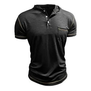 Détail d'un t-shirt Henley à capuche noir avec des coutures contrastées jaunes