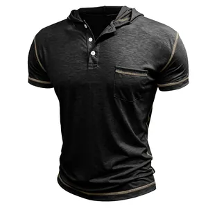 Gros plan d'un t-shirt Henley à capuche pour hommes avec coutures contrastées et poche