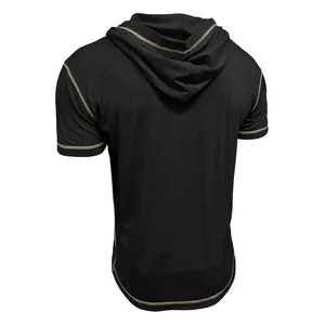 Vue arrière d'un t-shirt à capuche noir à manches courtes avec surpiqûres.