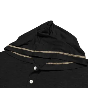 Gros plan détaillé d'un t-shirt Henley noir pour homme avec capuche et boutons