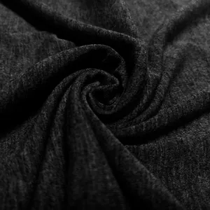 Gros plan sur la texture du tissu en maille gris foncé doux pour t-shirts confort.