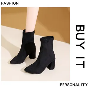 Elegante schwarze Wildleder-Stiefeletten mit spitzer Kappe und stabilem Blockabsatz