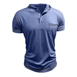 Gros plan d'un t-shirt Henley à manches courtes pour homme avec capuche et coutures.
