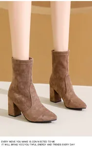 Nahaufnahme von braunen Wildleder-Stiefeletten mit spitzer Kappe und Blockabsatz