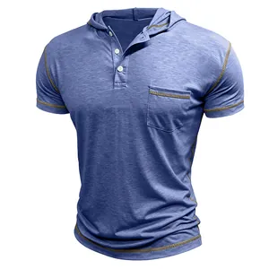 Vue détaillée d'un t-shirt Henley à capuche bleu pour hommes avec coutures contrastées.