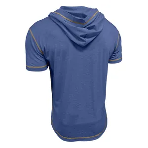 Vue détaillée du dos d'un t-shirt à capuche bleu avec surpiqûres contrastées