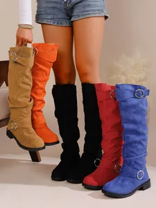 Detailansicht bunter Wildleder-Slouch-Boots mit dekorativen Ringen und dicken Sohlen