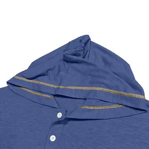 Détail d'un t-shirt à capuche bleu de type Henley avec boutons blancs et coutures