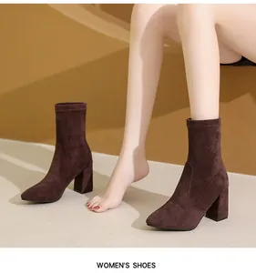 Seitenansicht brauner Wildleder-Stiefeletten mit spitzer Kappe und Blockabsatz am Model.
