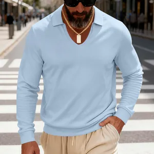 Gros plan sur un polo bleu clair en maille gaufrée avec un col en V élégant.