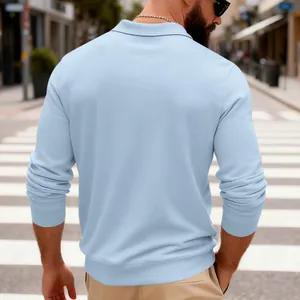 Vue arrière d'un polo à manches longues en maille gaufrée bleu clair pour homme
