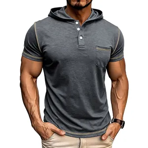 Gros plan d'un t-shirt à capuche Henley à manches courtes pour homme avec coutures contrastées