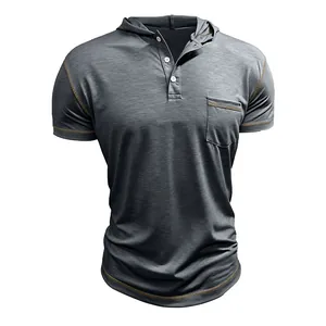 Vue détaillée du t-shirt Henley gris à capuche avec des coutures contrastées et poche