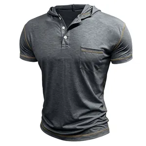 Vue détaillée d'un t-shirt à capuche Henley pour hommes avec des coutures contrastées