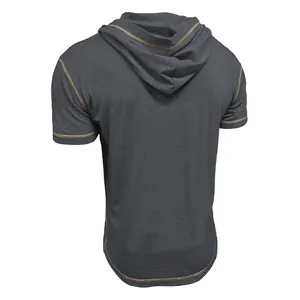 Vue arrière détaillée d'un t-shirt à manches courtes et capuche gris avec coutures
