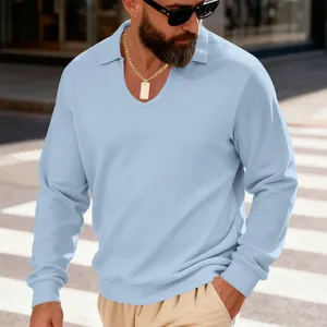Vue détaillée d'un polo bleu clair en maille gaufrée pour homme dans un cadre urbain